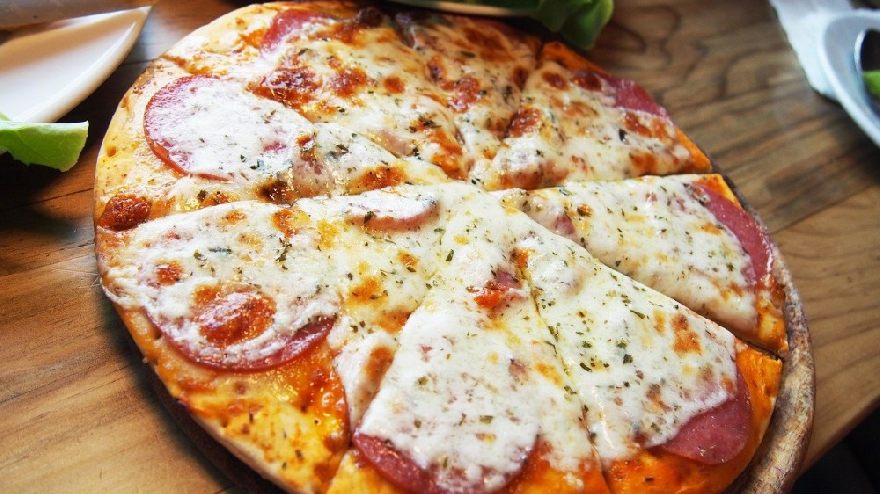 Leckere Frische Pizza mit Salami auf dem Tisch angerichtet und frisch aus dem Steinofen wie beim Babo´s Grill mit leckeren türkischen Gerichten und Lieferservice in Nienhagen, Celle, Wathlingen, Adelheisdorf, Papenhorst, und Nienhorst.